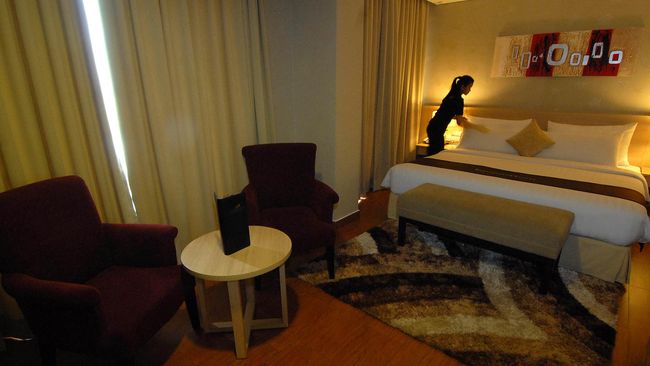 Memberikan uang tip kepada staf hotel adalah bentuk apresiasi atas pelayanan yang mereka berikan selama tamu menginap.