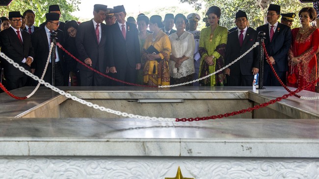 Jokowi diminta menyelesaikan penelusuran fakta Tragedi 1965 terlebih dahulu sebelum membuat film G30S dengan versi terbaru.
