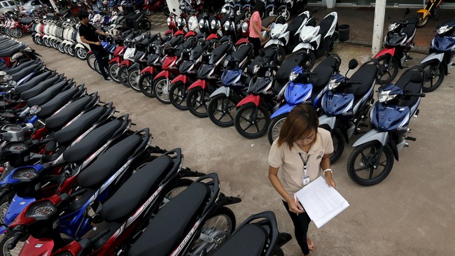 Pasar sepeda motor Indonesia anjlok sekitar 17,6 persen pada tahun lalu setelah penjualannya turun 1,38 juta unit dibandingkan tahun sebelumnya.