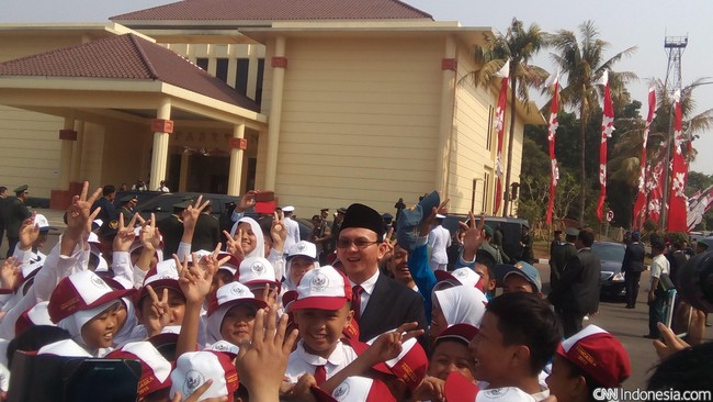 Ratusan pelajar mengerubuti Gubernur Ahok untuk selfie usai mengikuti upcara Hari Kesaktian Pancasila di Lubang Buaya, Jakarta Timur.