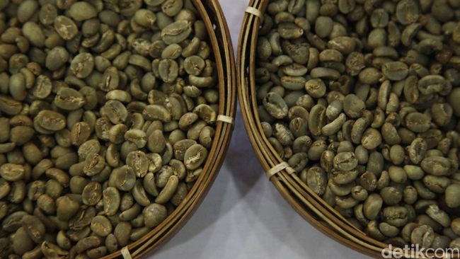 Kopi tidak cuma enak diminum. Menurut banyak penelitian, kopi juga punya banyak manfaat untuk kecantikan wajah.
