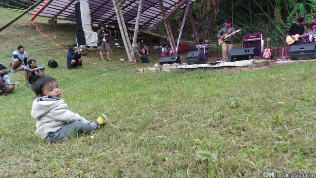 Mengisi akhir pekan dengan berkemah sudah biasa. Yang tak biasa adalah jika ada konser musik juga untuk dinikmati.