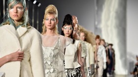 Koleksi Busana Sci-Fi dan Hi-Fi Maison Margiela di Paris