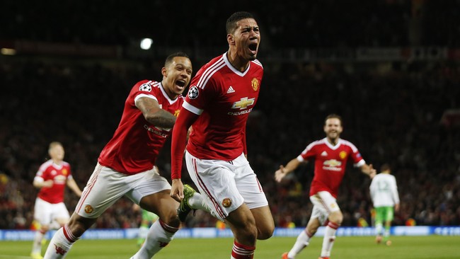 Manchester United mengalahkan Wolfsburg dengan skor 2-1 lewat gol Juan Mata dan Chris Smalling.