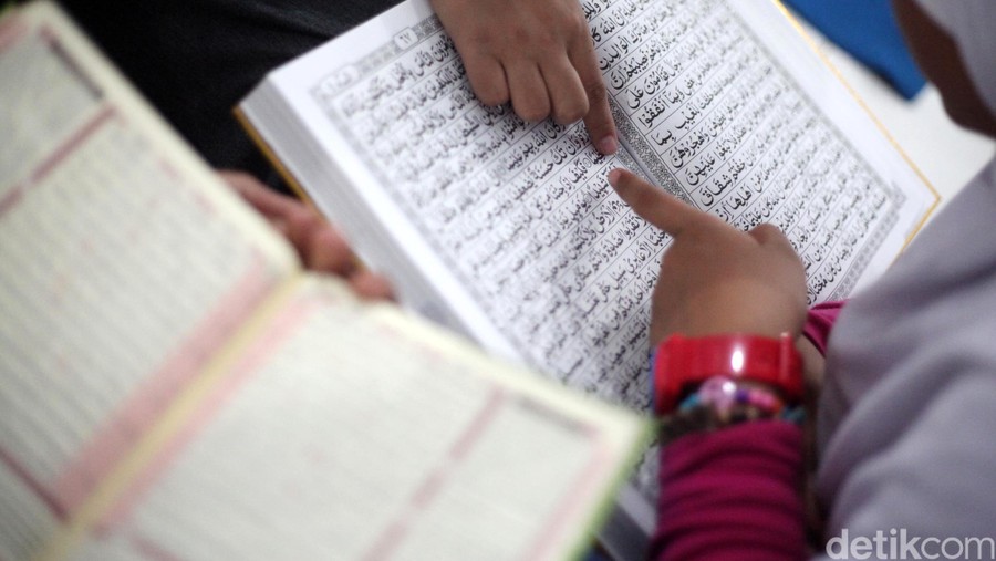 Para santri dan Santriwati Pondok Pesantren di Cilodong Depok saat membaca kitab suci Alquran, Selasa (01/10/2015). Rachman Haryanto/detikcom.