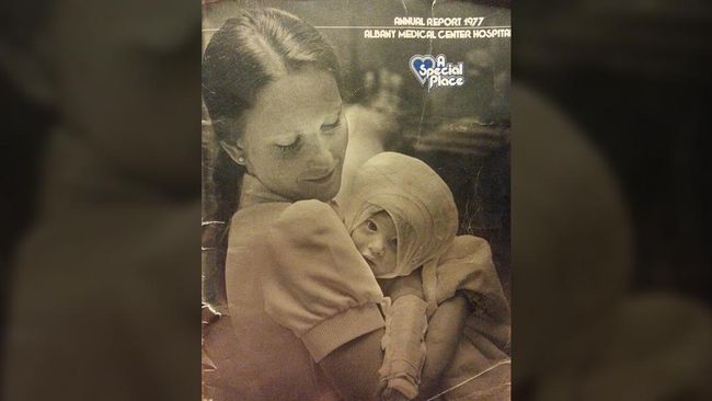 Amanda Scarpati selalu menyimpan foto usang hitam-putih dirinya ketika bayi yang sedang ditenangkan dalam buaian seorang perawat muda.