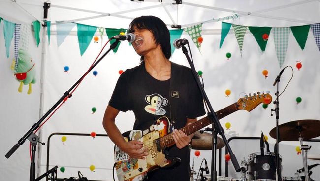 Di Indonesia, lagu Genjer-genjer yang dahulu diidentikkan PKI tidak pernah lagi terdengar. Tomi Simatupang justru mendendangkannya di Jerman.