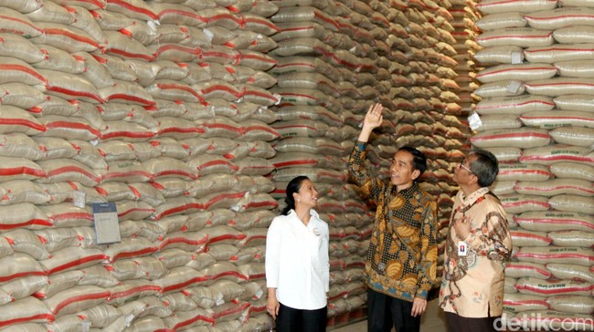 Perombakan kabinet yang dilakukan Presiden Joko Widodo tak memenuhi harapan publik. Ekonomi tetap dinilai sebagai masalah utama setahun terakhir.