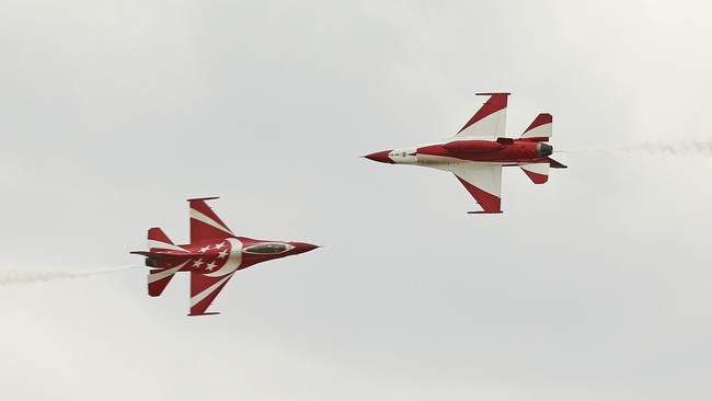 Komandan Lanud Tanjungpinang, Letkol Penerbang I Ketut Wahyu, jengkel. Jet-jet tempur Singapura terlihat asyik berlatih di utara Pulau Bintan, Kepulauan Riau.