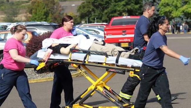 Penembak di kampus Umpqua Community College pada Kamis (1/10), Chris Harper Mercer, diduga tidak tewas akibat ditembak polisi melainkan bunuh diri.