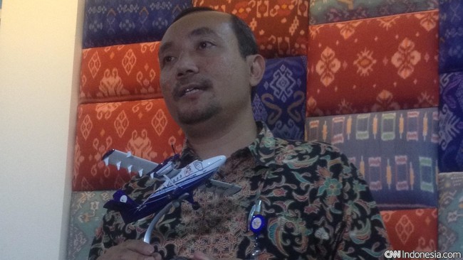 Dua pesawat tersebut siap siaga di Sulawesi dan akan dioperasikan Sabtu pagi jika cuaca memungkinkan untuk pencarian lewat udara.