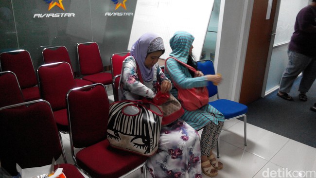 Keluarga penumpang dan kru korban jatuhnya pesawat Aviastar MV 7503 dapat memilih menunggu kepulangan jenazah di Ujung Pandang atau di Jakarta.
