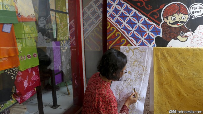Chief Operating Officer, Adam Bain mengaku sebagai penggemar berat pakaian batik Indonesia.