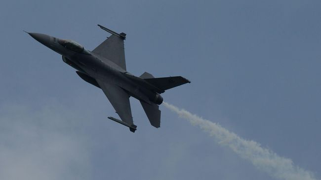 TNI: Pesawat Penyusup di Tarakan Diterbangkan Pilot AS Pilot itu ialah James Patrick Murphy, penerbang Angkatan Laut AS. Saat ini dia diinterogasi intensif oleh TNI AU setelah pesawat yang diawakinya dipaksa turun.