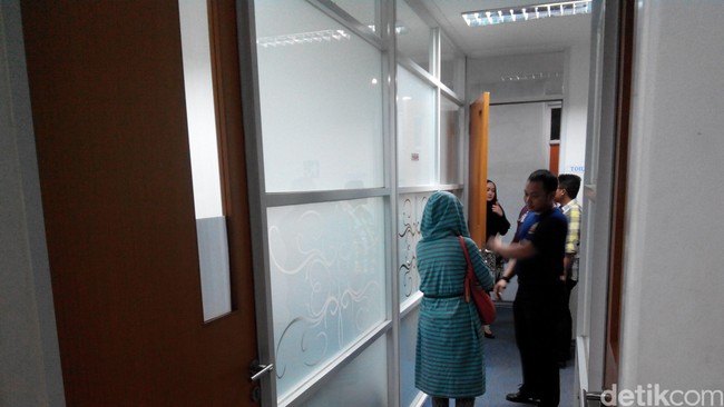 Istri dari kopilot Yudhistira Febby menemui manajemen perusahaan PT Aviastar Mandiri yang berada di Kalimalang, Duren Sawit, Jaktim, pada Jumat malam.