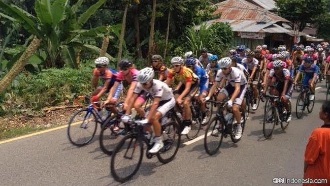 Panitia Tour de Singkarak membantah bahwa beberapa mobil tim balap keluar jalur karena adanya pihak yang menyalip konvoi.