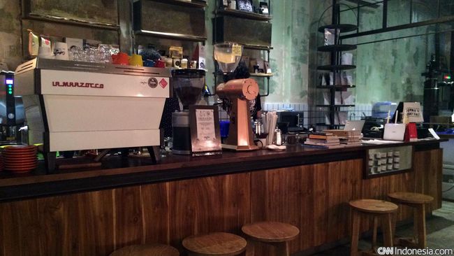 Tak sulit untuk mencari secangkir kopi di kota sebesar Jakarta, karena terdapat banyak sekali kedai kopi, baik yang tradisional ataupun yang modern.