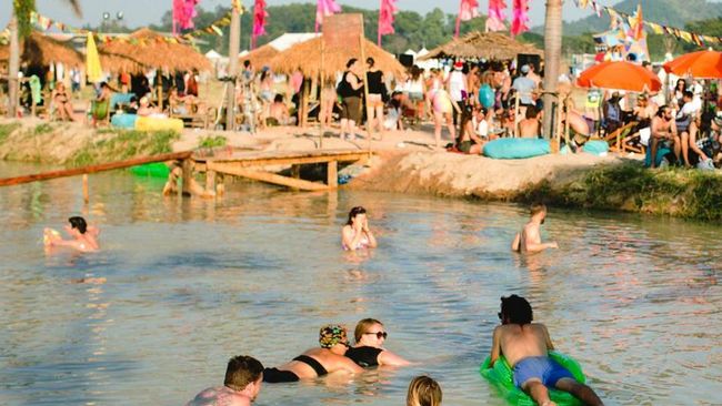 Asia memiliki potensi alam nan indah. Lokasi ideal untuk pergelaran festival musik luar ruang, sembari melakukan aktivitas lain yang seru.