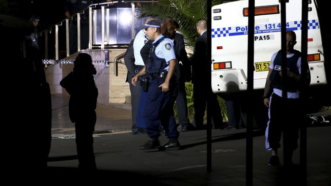 Australia menahan lima orang yang diduga terlibat dalam penembakan seorang akuntan kepolisian di depan markas kepolisian New South Wales pada Jumat (2/10) lalu.