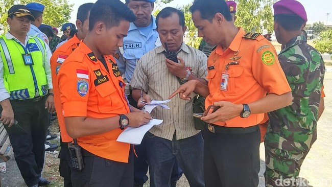 Seratus lebih warga bersama Bupati Luwu, mendaki Gunung Latimojong, Sulawesi Selatan, untuk membantu evakuasi Aviastar yang ditemukan jatuh di wilayah itu.