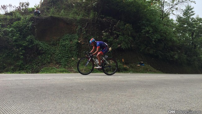 Demi memeriahkan Tour de Singkarak ribuan masyarakat Sumatera Barat menyambut para pebalap di garis finis. Para pelajar pun diizinkan tak mengikuti pelajaran.