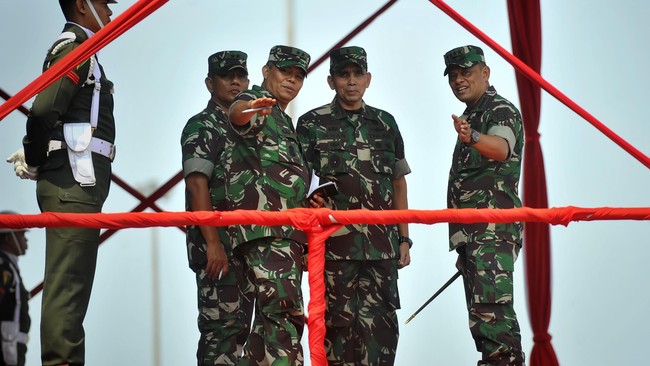 Panglima TNI Jenderal Gatot Nurmantyo menggelar doa bersama di Pelabuhan Indah Kiat, Cilegon bersama empat kepala staf TNI dan anak yatim.
