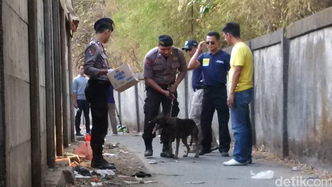 Bercak darah ditemukan di atas kertas koran. Polisi akan memeriksa bercak darah ini dan akan mencocokan dengan alat bukti lainnya.