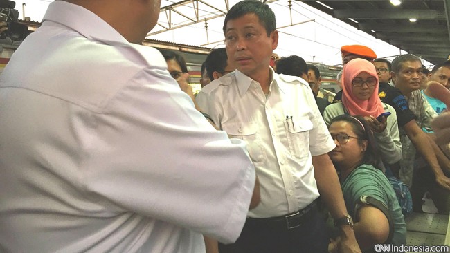 Selama ini penumpang kereta jarak jauh sering protes karena kereta yang mereka naiki terlambat saat jalur KRL mengalami gangguan listrik.