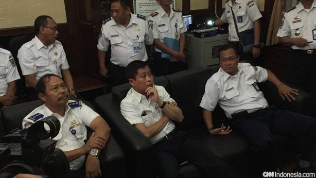 Paket A proyek rel ganda Manggarai-Jatinegara dikerjakan konsorsium BUMN senilai Rp 2,3 triliun, yaitu Wijaya Karya, Hutama Karya, dan Adhi Karya.