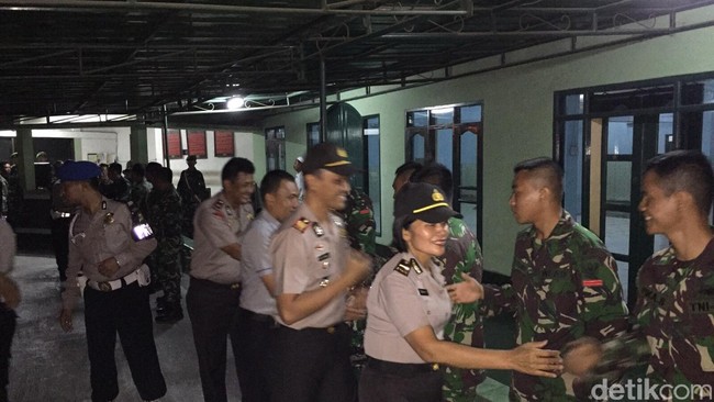 Pemerintah kata Pramono Anung mengapresiasi segala hasil survei yang menyebutkan bahwa pemerintahan Jokowi-JK tidak memuaskan. 