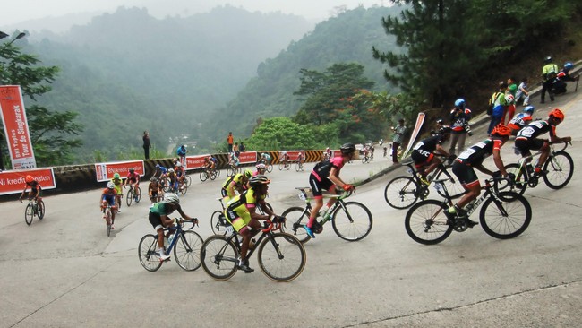 Memasuki etape keempat, Selasa (6/10), rute gelaran Tour de Singkarak 2015 kian ganas. Kali ini persaingan menarik ada di rute tanjakan yang menantang.