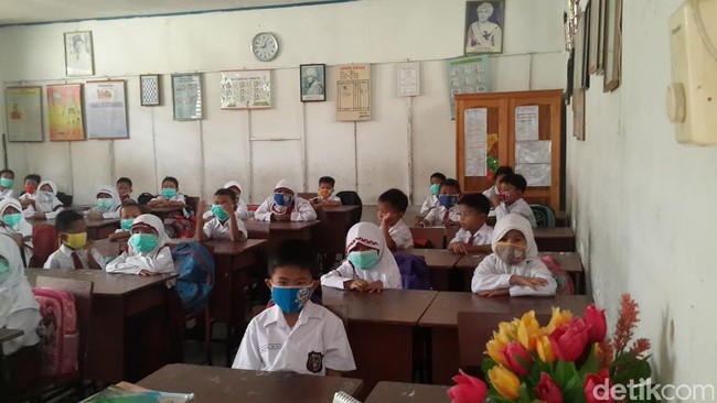Bencana kabut asap membuat sekolah-sekolah di sejumlah wilayah ditutup. Murid diimbau tetap di rumah untuk menghindari paparan asap yang berbahaya.