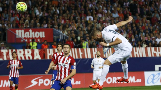 Sundulan Karim Benzema sukses membuat Real Madrid menutup babak pertama dengan keunggulan 1-0 atas Atletico Madrid.
