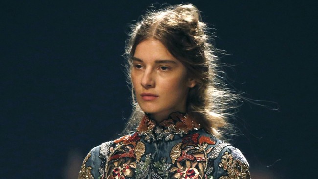 Sihir Romantis Alexander McQueen di Paris Fashion Week