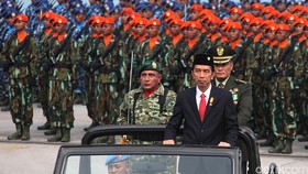 Jokowi Pimpin Upacara Peringatan Hari Pahlawan di Surabaya