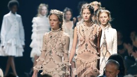 Sihir Romantis Alexander McQueen di Paris Fashion Week
