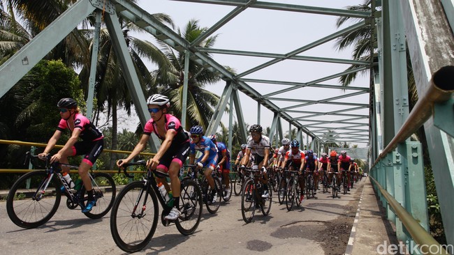 Meski kalah sprint di trek terpanjang Tour de Singkarak, pebalap asal Iran Amir Zargari tetap mampu mempertahankan puncak klasemen.