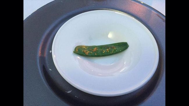 Seorang chef di Inggris rupanya salah kaprah soal tren makanan minimalis. Dia hanya menyajikan satu buah kacang kapri kepada penginspeksi Michelin Guide.