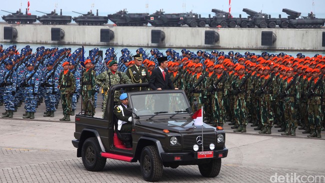 Momen ulang tahun TNI hari ini harus dijadikan waktu yang pas untuk melakukan refleksi diri menjadi TNI yang lebih baik. 