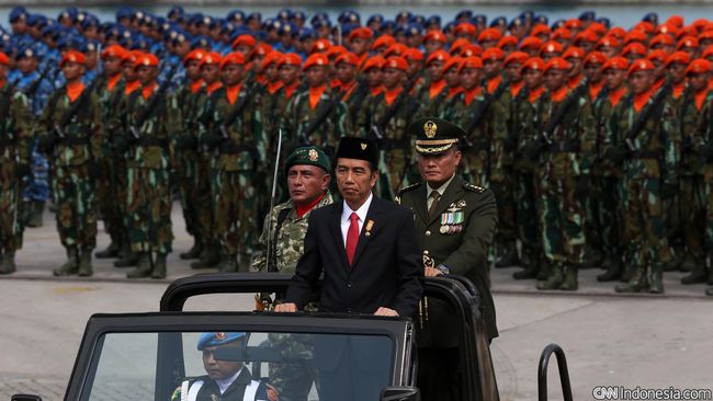 Jokowi Pimpin Upacara Peringatan Hari Pahlawan di Surabaya Menurut Istana, ini merupakan kali pertama seorang Kepala Negara memimpin langsung upacara peringatan hari Pahlawan di Surabaya.