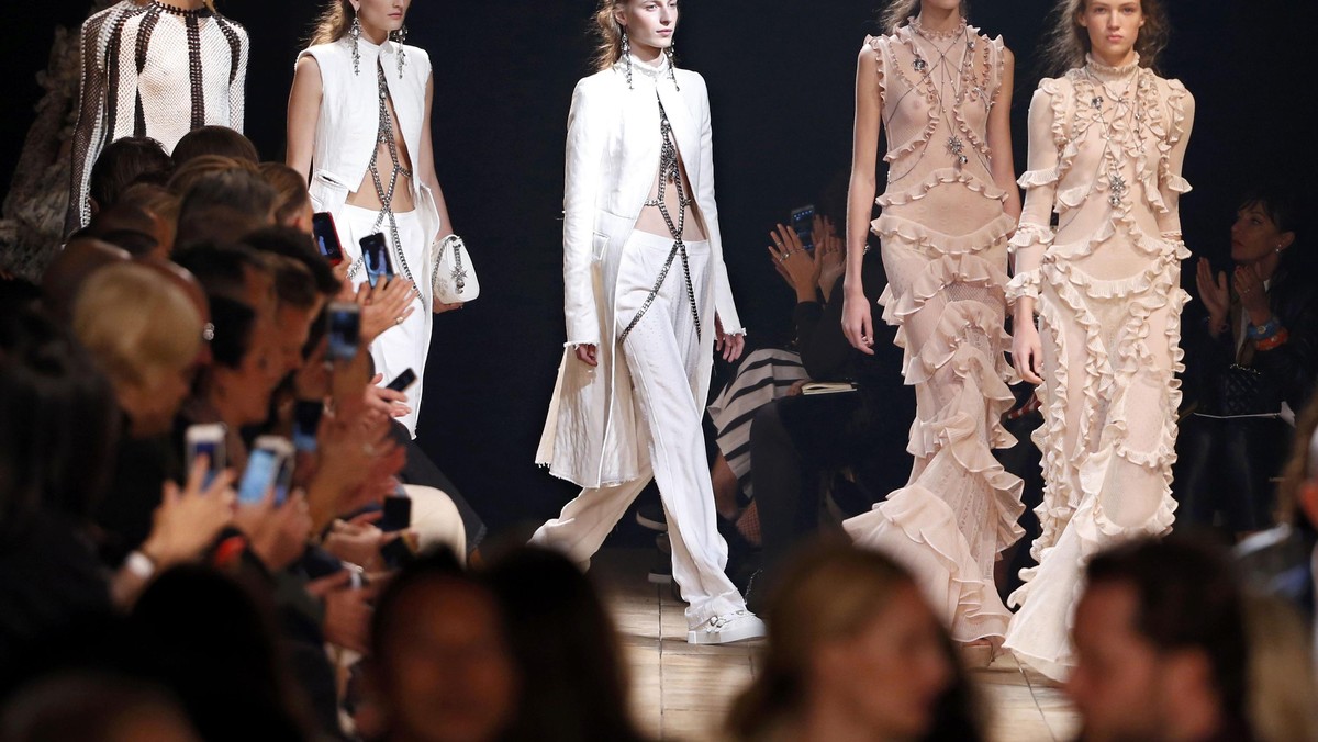 Sihir Romantis Alexander McQueen di Paris Fashion Week