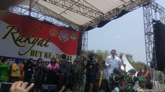 Kemeriahan Hari Ulang Tahun (HUT) TNI ke-70 tersaji di panggung pesta rakyat di Lapangan Makodam Jaya, Cililitan, Jakarta Timur (5/10).