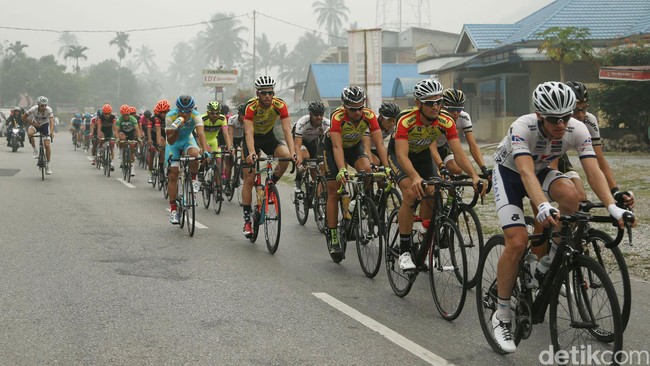 Bencana kabut asap tak memengaruhi kemeriahan pelaksanaan balap Tour de Singkarak 2015. Antusiasme masyarakat yang menonton pun tetap terasa luar biasa.