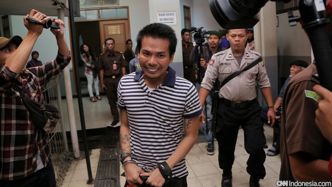 Pengacara Robbie Abbas menyatakan namanya anggota dewan yang suka dengan artis lebih dari satu. 