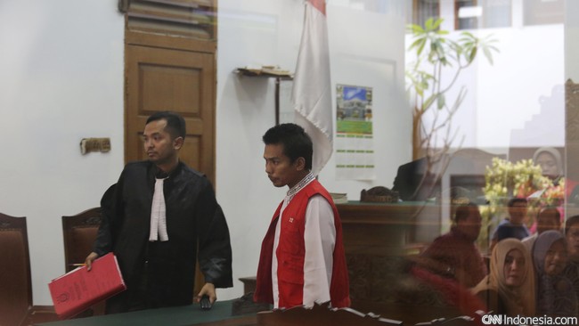 Robbie Abbas terancam tuntutan hukum 1 tahun 4 bulan penjara, namun pihaknya berupaya untuk meminta keringanan hingga pemotongan setengah masa hukuman.