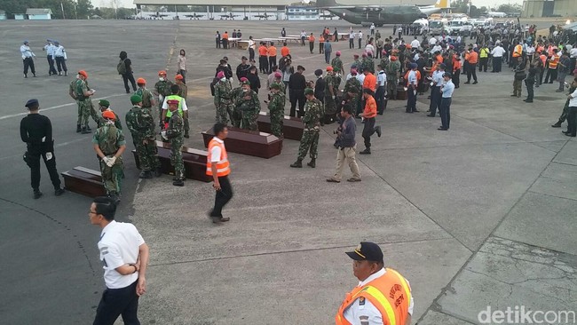 Jenazah diangkut menggunakan helikopter milik Badan SAR Nasional dari Posko SAR di Luwu. Jenazah kemudian akan diidentifikasi di RS Bhayangkara.