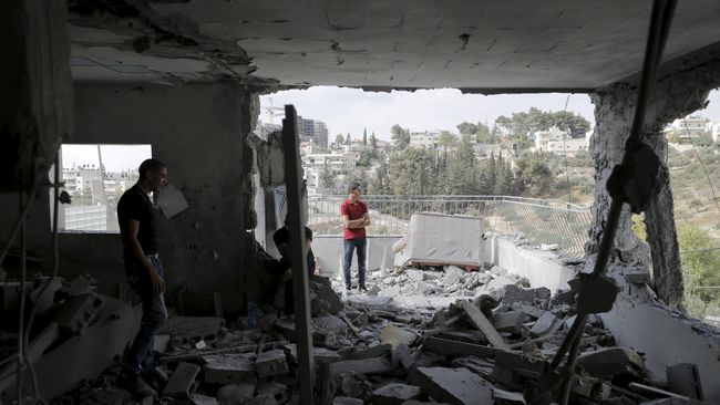 Israel Hancurkan Rumah Warga Palestina Penyerang Warganya Israel menghancurkan rumah milik dua warga Palestina pelaku penyerangan terhadap warganya tahun lalu.