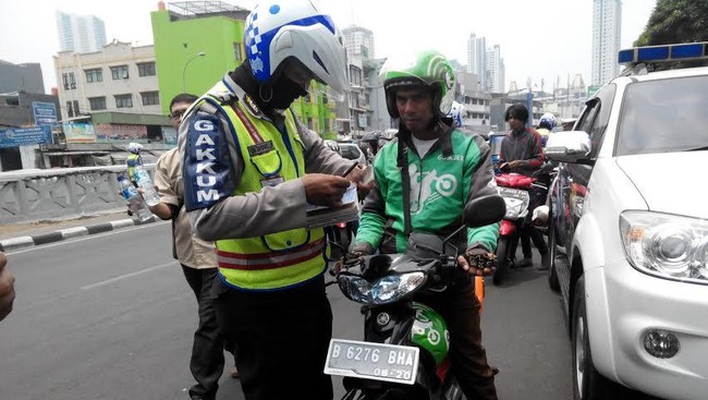 Polisi juga tak sampai membentuk satuan tugas khusus untuk menindak ojek online yang kerap mangkal di sembarang tempat. 
