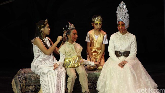 Profesi sebagai penampil dalam pagelaran teater musik membutuhkan kerja keras dan kucuran air keringat.