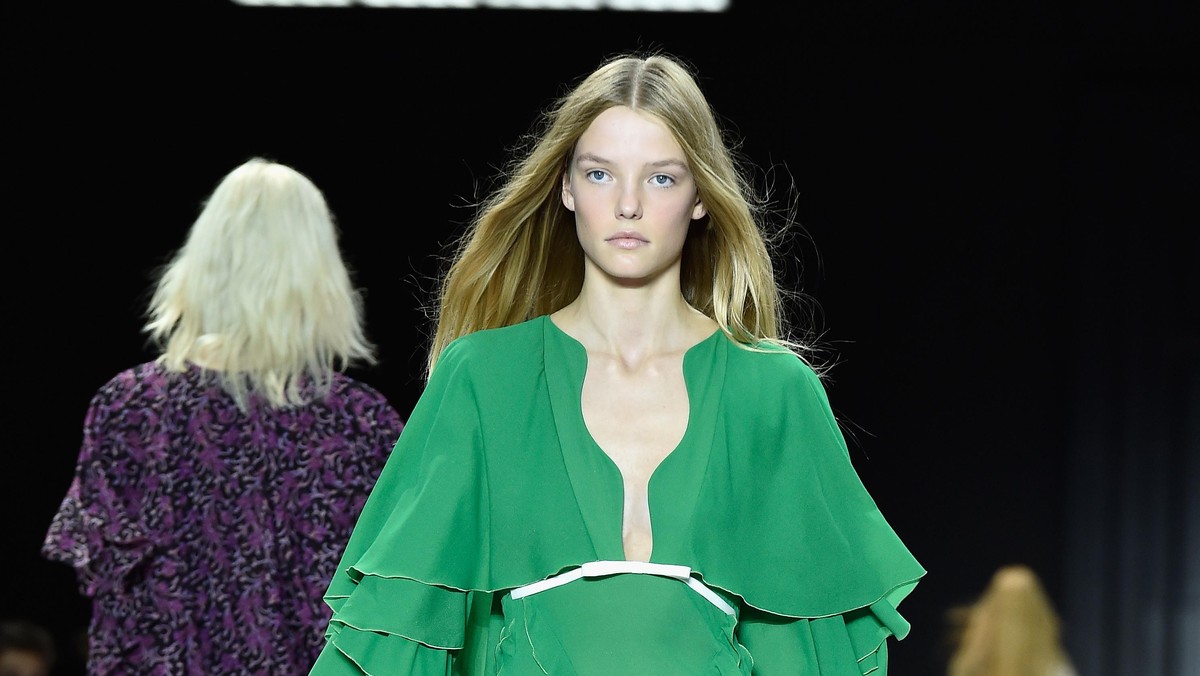 Koleksi Feminin Romantis Giambatista Valli di Paris